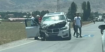 Muş’ta, 2 otomobil kafa kafaya çarpıştı; 4 yaralı!
