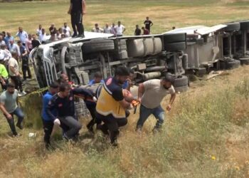 Muş’ta, çimento taşıma aracı şarampole devrildi: 1 yaralı