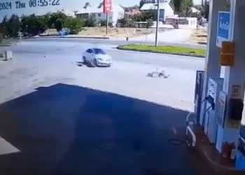 Muş’ta, otomobilin çarptığı baba ve oğul metrelerce savruldu!