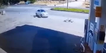 Muş’ta, otomobilin çarptığı baba ve oğul metrelerce savruldu!