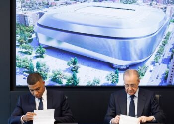 Real Madrid, Kylian Mbappe’yi resmen kadrosuna kattı!