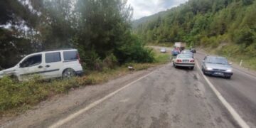 Sinop Ayancık’ta, iki araç kafa kafaya çarpıştı!