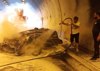 Sinop Gerze Yenikent tünelinde kaza yapan otomobil alev topuna döndü!