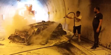 Sinop Gerze Yenikent tünelinde kaza yapan otomobil alev topuna döndü!