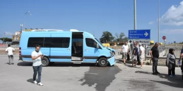 Sinop’ta, dolmuş ile otomobil çarpıştı: 1 yaralı!