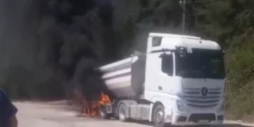 Sinop’ta, hafriyat yüklü kamyonun lastikleri alev aldı!