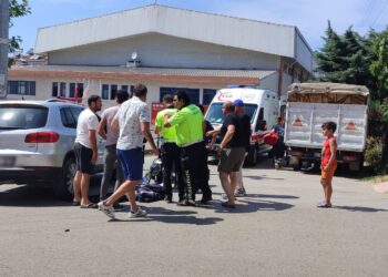 Sinop’ta, motosiklet ile otomobil çarpıştı!