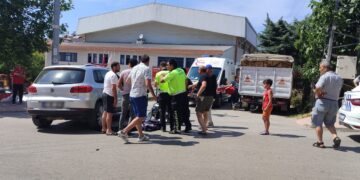 Sinop’ta, motosiklet ile otomobil çarpıştı!