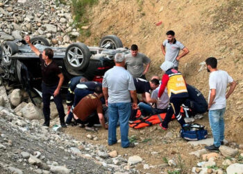 Sinop’ta, şarampole düşen otomobilde 2 kişi yaralandı!
