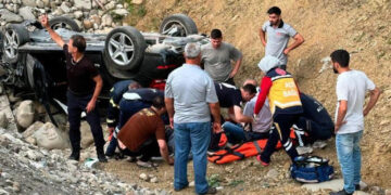 Sinop’ta, şarampole düşen otomobilde 2 kişi yaralandı!
