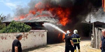 Sinop’un Boyabat ilçesinde çıkan yangında 6 ev yandı!