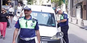 Şişli’de kaldırımları işgal eden 60 araca para cezası verildi