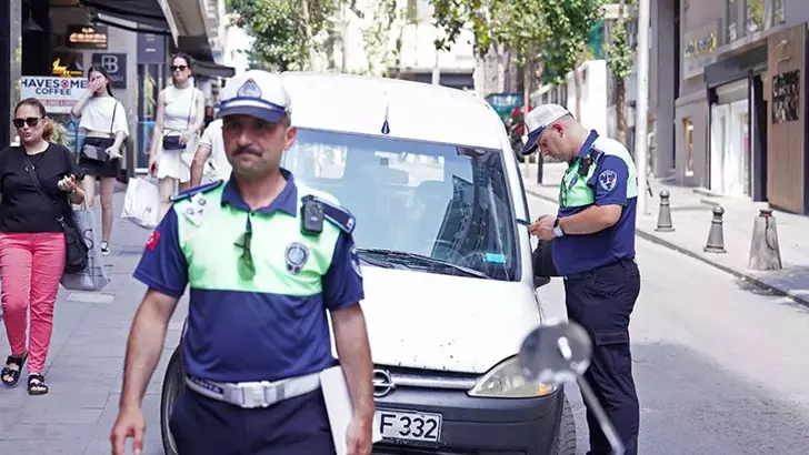 Şişli'de kaldırımları işgal eden 60 araca para cezası verildi sisli kaldirim cezasi habermeydan