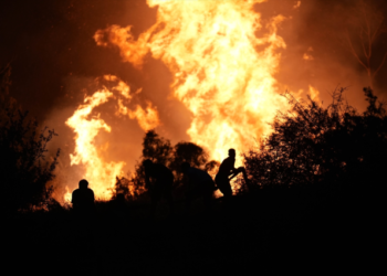İzmir’deki büyük yangın devam ediyor! Alevler evlere kadar ulaştı