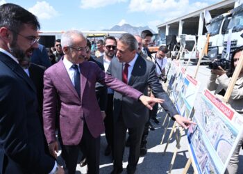 Bakan Uraloğlu: Tatvan Çevre Yolu ile 40 dakikalık seyahat 5 dakikaya düşecek
