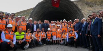 Bakan Uraloğlu açıkladı! Van-Hakkari arasındaki 40 dakikalık güzergah 6 dakikaya düşecek