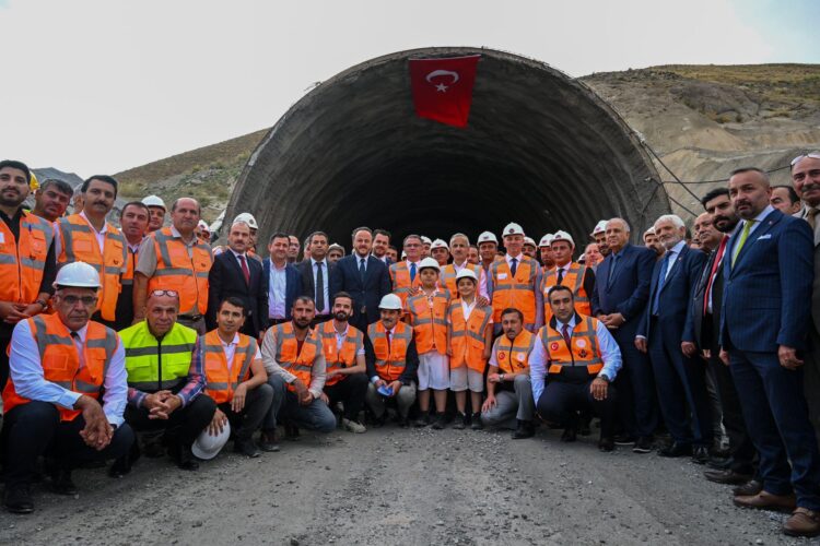 Van Hakkari arasindaki 40 dakikalik guzergah 6 dakikaya dusecek habermeydan
