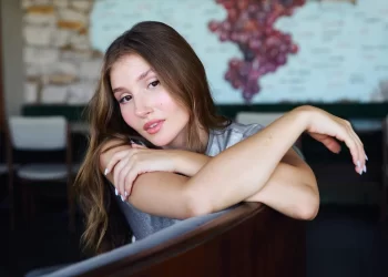 Yabani dizisinin kadrosuna dahil olan İlayda Akdoğan kimdir?