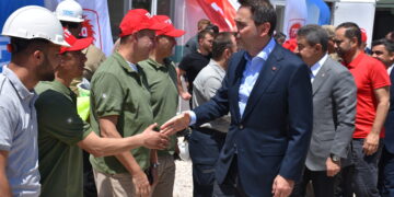 Bakan Bayraktar Gabar Dağı’nda görevli genç mühendislerin yaşam öykülerini paylaştı