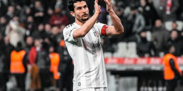 Beşiktaş’ta, Necip Uysal sakatlandı