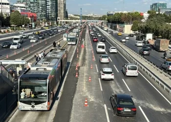 Metrobüs hattındaki çalışma trafiği felç etti: 45 gün devam edecek
