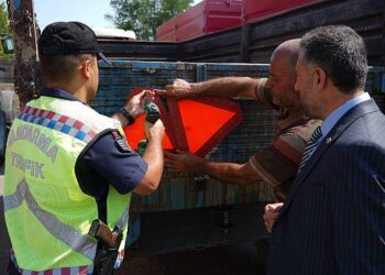 Muş’un Sungu beldesinde, 400 traktör römorkuna reflektör takıldı!