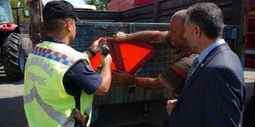 Muş’un Sungu beldesinde, 400 traktör römorkuna reflektör takıldı!