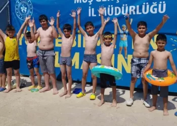 Muş Varto’da, Kur’an kursu öğrencilerine yüzme eğitimi veriliyor!