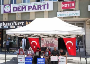 Muşlu ailelerin evlat nöbeti kararlılıkla sürüyor! Muşlu ailelerin evlat nöbeti kararlılıkla sürüyor!