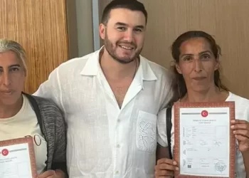 Mustafa Ceceli, İzmir yangınında evlerini kaybeden kardeşlere verdiği sözü tuttu!