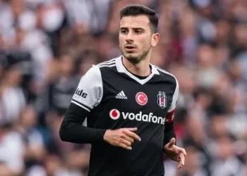 Oğuzhan Özyakup, profesyonel futbol kariyerini sonlandırdı!