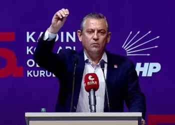 Özgür Özel kongrede sert çıkış yaptı: Burayı provoke ettirmem, erkekleri dışarı alın!