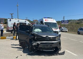 Sinop’ta 2 otomobilin çarpışması sonucu 8 kişi yaralandı!