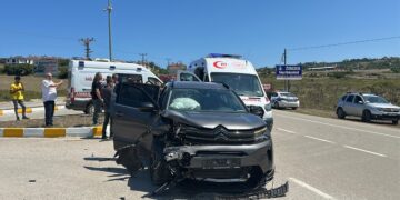 Sinop’ta 2 otomobilin çarpışması sonucu 8 kişi yaralandı!