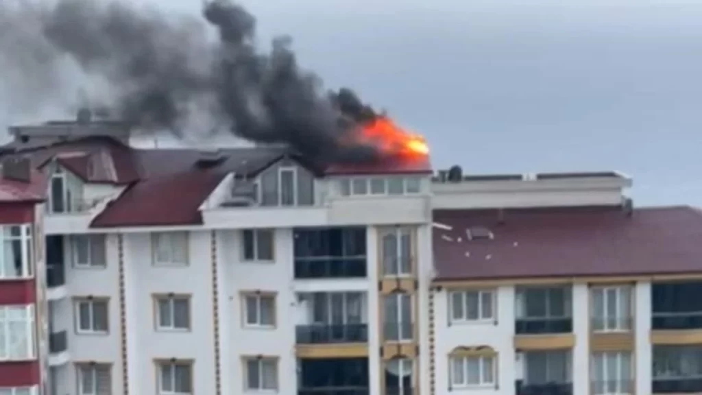 Sinop'ta apartmanın çatısına düşen yıldırım yangına yol açtı! sinop ta apartmanin catisina dusen yildirim yangina yol acti habermeydan