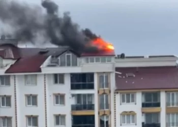 Sinop’ta apartmanın çatısına düşen yıldırım yangına yol açtı!