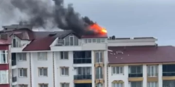 Sinop’ta apartmanın çatısına düşen yıldırım yangına yol açtı!