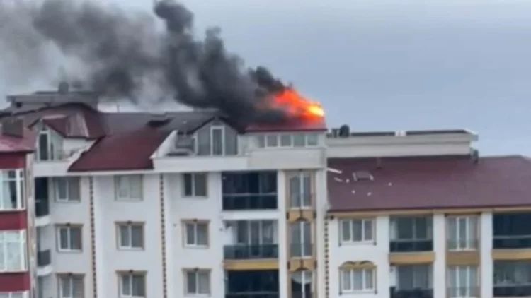 Sinop'ta apartmanın çatısına düşen yıldırım yangına yol açtı! sinop ta apartmanin catisina dusen yildirim yangina yol acti habermeydan