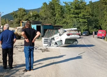 Sinop’ta, bir otomobil, kamyona çarpıp takla attı!