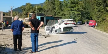 Sinop’ta, bir otomobil, kamyona çarpıp takla attı!