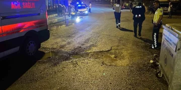 Sinop’ta yoldaki çukura girerek kaza yapan motosikletli yaralandı!