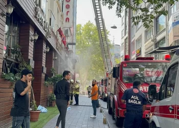 Fatih’te otel yangını! Tahliye çalışmaları devam ediyor