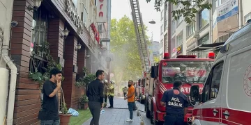 Fatih’te otel yangını! Tahliye çalışmaları devam ediyor
