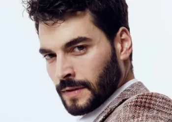 Akın Akınözü Kimdir? Hangi Dizilerde Oynadı?