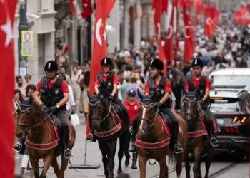 Atlı Polisler Yerli Ve Yabancı Turistlerin Gözdesi Oldu