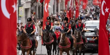 Atlı Polisler Yerli Ve Yabancı Turistlerin Gözdesi Oldu