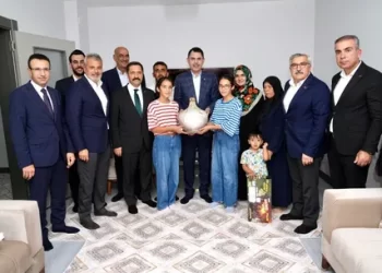 Bakan Kurum Hatay’da 100 bininci konutu teslim alan aileyi ziyaret etti