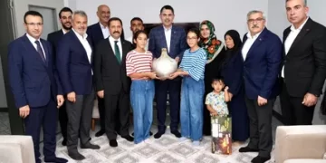 Bakan Kurum Hatay’da 100 bininci konutu teslim alan aileyi ziyaret etti
