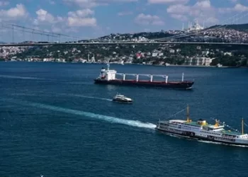 İstanbul Boğazı’nda gemi trafiği askıya alındı