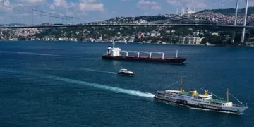 İstanbul Boğazı’nda gemi trafiği askıya alındı
